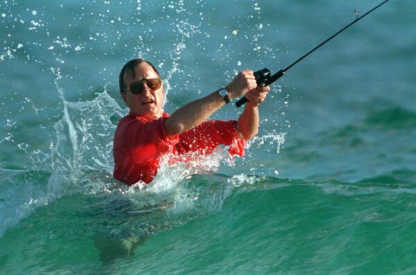 Президент США Джордж Герберт Уокер Буш во время рыбалки (12 ноября 1988). Флорида - Sputnik Армения