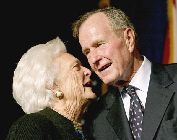 Бывший президент США Джордж Герберт Уокер Буш с супругой Барбарой празднуют победу сына, губернатова Флориды Джеба Буша (5 ноября 2002). Майами - Sputnik Армения