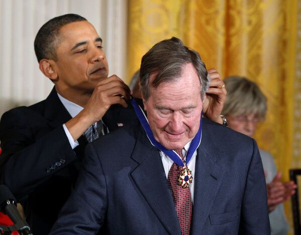 Президент США Барак Обама вручает медаль Свободы бывшему президенту США Джорджу Бушу (15 февраля 2011). Вашингтон - Sputnik Армения