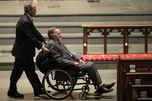 Бывшие президенты Джордж Буш и Джордж Буш-младший прибыли в Епископальную церковь Святого Мартина на похороны бывшей первой леди Барбары Буш (21 апреля 2018). Хьюстон - Sputnik Армения