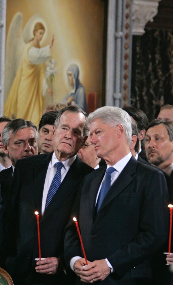 Экс-президенты США Джордж Буш-старший и Билл Клинтон во время заупокойного богослужения в связи с кончиной Бориса Ельцина (25 апреля 2007). Москвa - Sputnik Армения
