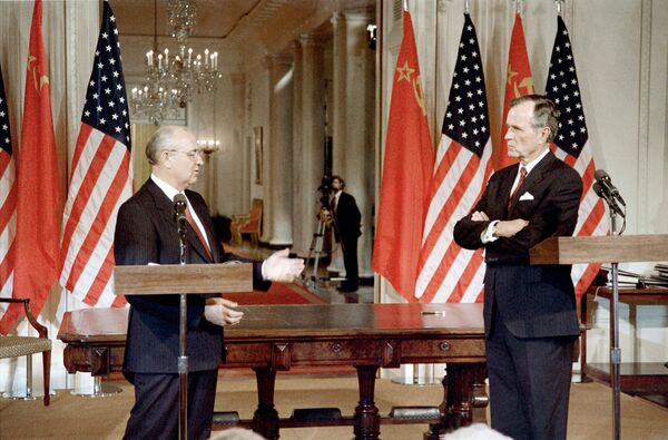 Президенты СССР и США Михаил Горбачев и Джордж Буш во время церемонии подписания основы договора о первых в истории сокращениях ядерных ракет и пакта о сокращении запасов химического оружия (1 июня 1990). Вашингтон - Sputnik Армения