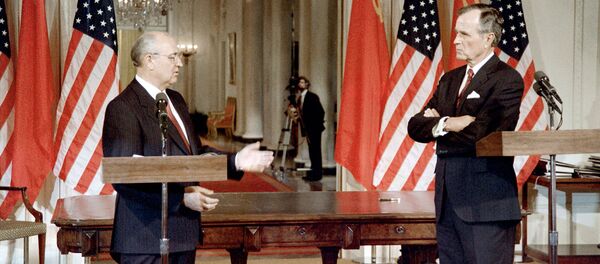 Президенты СССР и США Михаил Горбачев и Джордж Буш во время церемонии подписания основы договора о первых в истории сокращениях ядерных ракет и пакта о сокращении запасов химического оружия (1 июня 1990). Вашингтон - Sputnik Армения