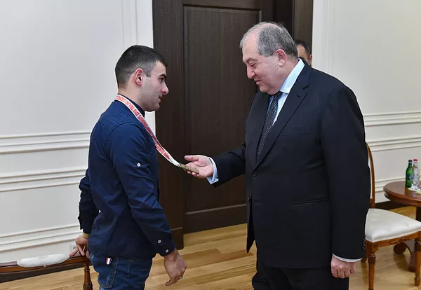 Жду этого дня: трогательная встреча президента Армении с параолимпийцем Африкяном Жду этого дня: трогательная встреча президента Армении с параолимпийцем Африкяном - Sputnik Армения