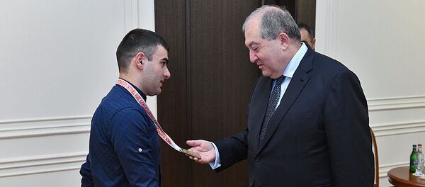 Президент Армен Саркисян принял призера открытого чемпионата Европы по силовому троеборью среди паралимпийцев Геворга Африкяна (1 декабря 2018). Еревaн Президент Армен Саркисян принял призера открытого чемпионата Европы по силовому троеборью среди паралимпийцев Геворга Африкяна (1 декабря 2018). Еревaн - Sputnik Արմենիա