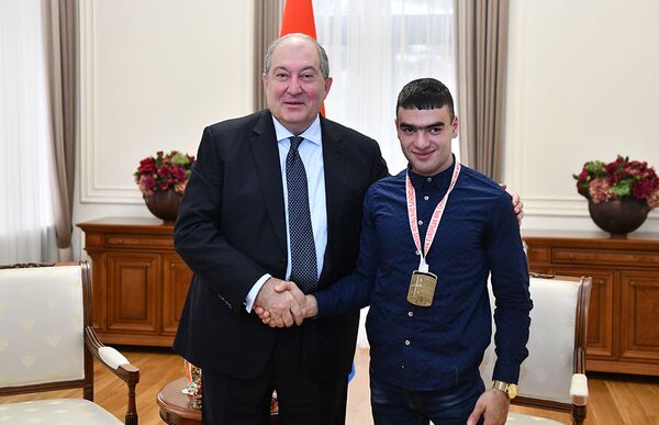 Անակնկալ զանգ նախագահականից. Սարգսյանը պատրաստ է պատասխանել Գևորգի նամակներին Անակնկալ զանգ նախագահականից. Սարգսյանը պատրաստ է պատասխանել Գևորգի նամակներին - Sputnik Արմենիա