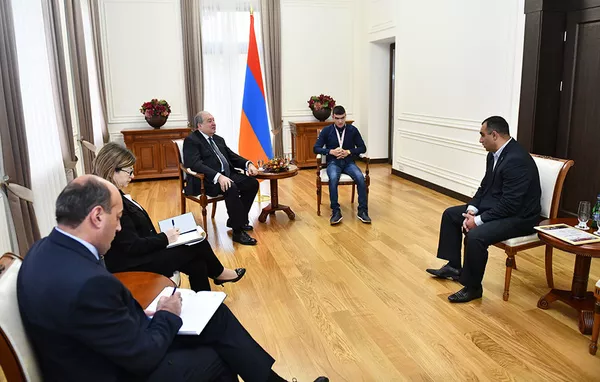 Жду этого дня: трогательная встреча президента Армении с параолимпийцем Африкяном Жду этого дня: трогательная встреча президента Армении с параолимпийцем Африкяном - Sputnik Армения