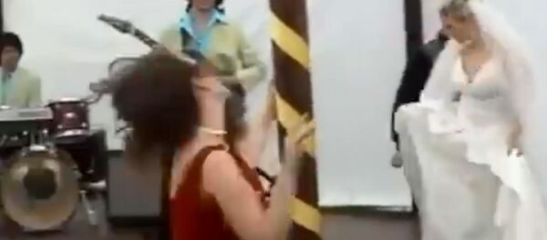 Танец на свадьбе привел к крушению Танец на свадьбе привел к крушению - Sputnik Армения