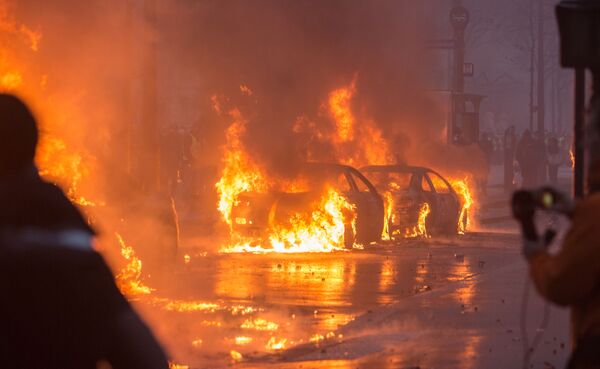Վառվող ավտոմեքենաներ «դեղին բաճկոններ» բողոքի ակցիայի ժամանակ - Sputnik Արմենիա