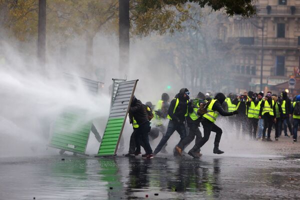 Բենզինի գների դեմ «դեղին բաճկոններ» բողոքի ակցիայի մասնակիցները Փարիզում - Sputnik Արմենիա
