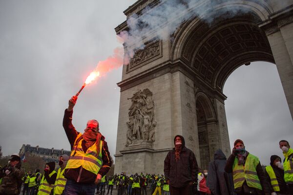 Բենզինի գների դեմ «դեղին բաճկոններ» բողոքի ակցիայի մասնակիցները Փարիզում - Sputnik Արմենիա