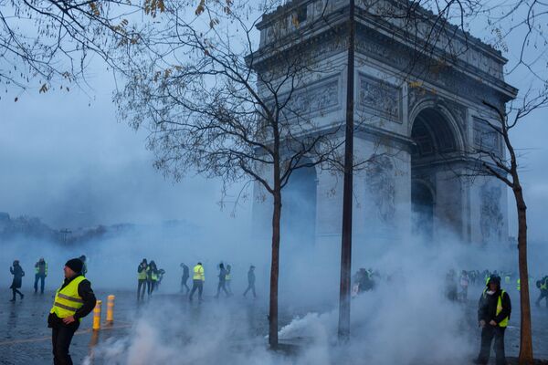 Акция протеста автомобилистов жёлтые жилеты в Париже - Sputnik Армения