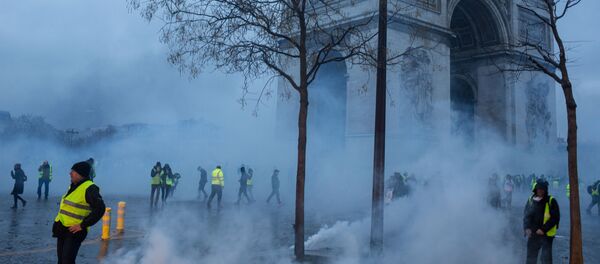 Акция протеста автомобилистов жёлтые жилеты в Париже - Sputnik Армения