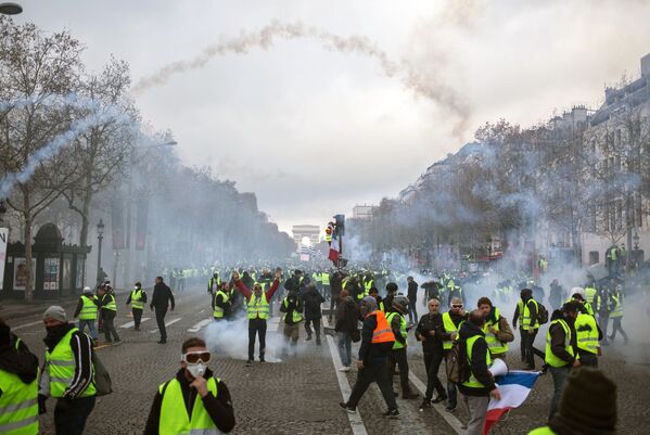 Акция протеста автомобилистов желтые жилеты в Париже  - Sputnik Армения