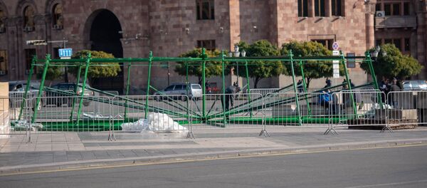 Монтаж новогодней елки на пл. Республики в Ереване Монтаж новогодней елки на пл. Республики в Ереване - Sputnik Արմենիա