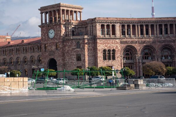 Տոներն են մոտենում․ Երևանի կենտրոնում սկսել են տեղադրել գլխավոր տոնածառը. լուսանկարներ - Sputnik Արմենիա