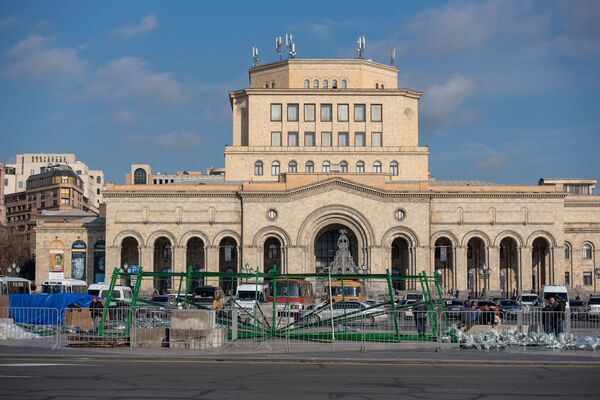 Տոներն են մոտենում․ Երևանի կենտրոնում սկսել են տեղադրել գլխավոր տոնածառը. լուսանկարներ - Sputnik Արմենիա