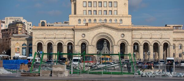 Монтаж новогодней елки на пл. Республики в Ереване Монтаж новогодней елки на пл. Республики в Ереване - Sputnik Արմենիա