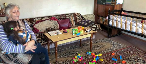 Гоар Геворгян c внучкой Мариам Гоар Геворгян c внучкой Мариам - Sputnik Արմենիա