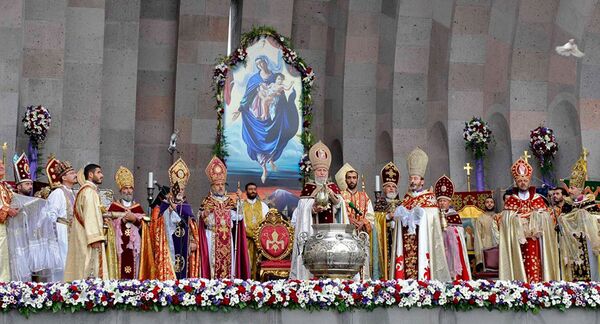 Միայն կաթողիկոսն է առանց ձեռնոցների հպվում սուրբ գեղարդին - Sputnik Արմենիա