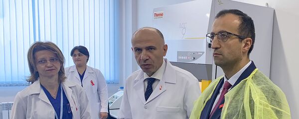 И.о. министра здравоохранения Арсен Торосян на открытии отремонтированной лаборатории  Республиканского центра по профилактике ВИЧ/СПИДа (3 декабря 2018). Еревaн - Sputnik Армения