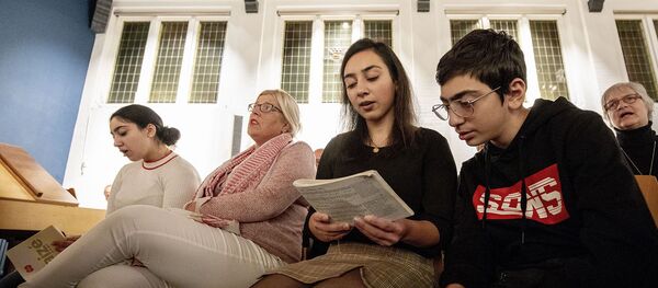 Брат и сестра Тамразяны во время службы в церкви (30 октября 2018). Гаага Брат и сестра Тамразяны во время службы в церкви (30 октября 2018). Гаага - Sputnik Армения