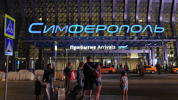 Пассажиры у здания терминала Крымская волна международного аэропорта Симферополь. - Sputnik Արմենիա