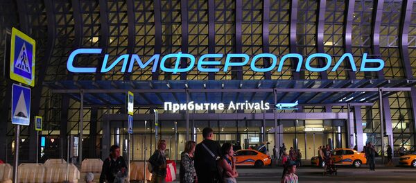 Пассажиры у здания терминала Крымская волна международного аэропорта Симферополь. - Sputnik Армения
