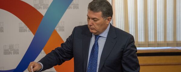 Депутат Арам Арутюнян во время голосования по лишению Манвела Григоряна депутатской неприкосновенности (19 июня 2018). Еревaн - Sputnik Армения