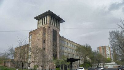 Здание ереванского университета "Айбусак"