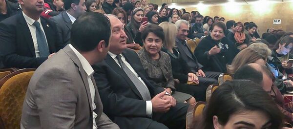 Президент Армен Саркисян с супругой перед началом спектакля Свадьба в тылу (4 декабря 2018). Гюмри Президент Армен Саркисян с супругой перед началом спектакля Свадьба в тылу (4 декабря 2018). Гюмри - Sputnik Արմենիա