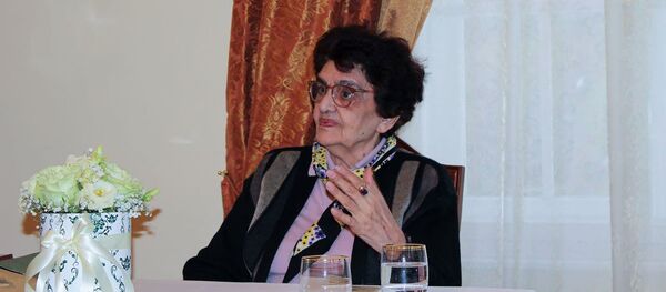 Внучка Ованнеса Туманяна Ирма Сафразбекян во время встречи и презентации книги по случаю 150-летия Ованеса Туманяна (1 декабря 2018). Прага - Sputnik Армения