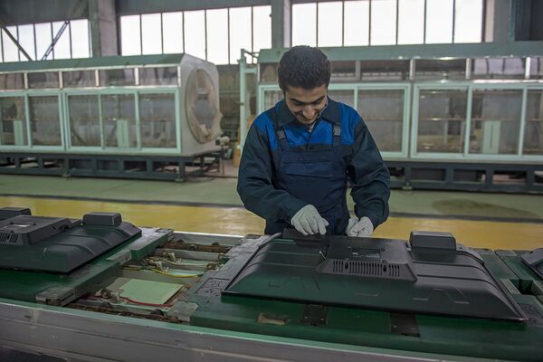 Рабочий за сборкой телевизора на заводе по сборке бытовой техники в селе Мердзаван - Sputnik Армения