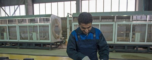 Рабочий за сборкой телевизора на заводе по сборке бытовой техники в селе Мердзаван - Sputnik Армения