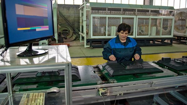 Рабочий за сборкой телевизора на заводе по сборке бытовой техники в селе Мердзаван - Sputnik Армения