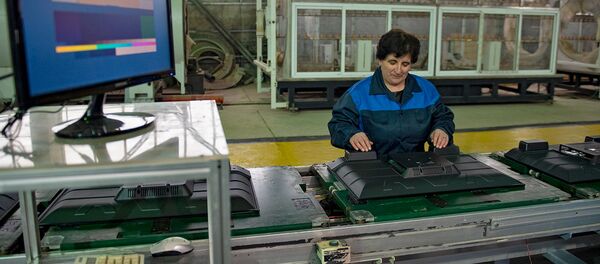 Рабочий за сборкой телевизора на заводе по сборке бытовой техники в селе Мердзаван - Sputnik Армения