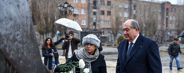 Президент Армен Саркисян воздал дань уважения памяти жертв землетрясения (5 декабря 2018). Гюмри - Sputnik Армения