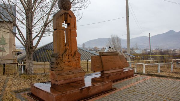 Памятник жертвам землетресения 1988 года в селе Ширакамут - Sputnik Армения