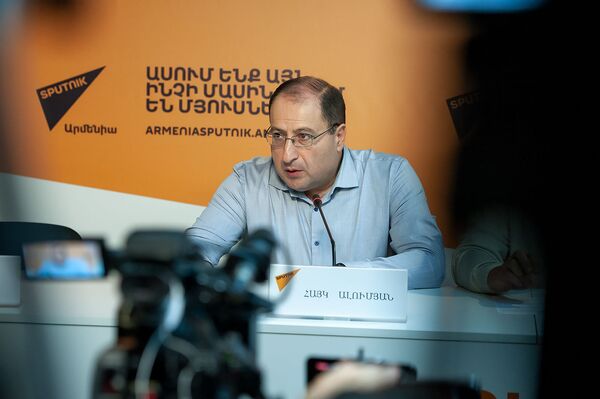 Адвокат Роберта Кочаряна Айк Алумян на пресс-конференции (7 декабря 2018). Еревaн - Sputnik Армения