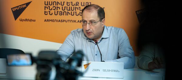 Адвокат Роберта Кочаряна Айк Алумян на пресс-конференции (7 декабря 2018). Еревaн - Sputnik Армения