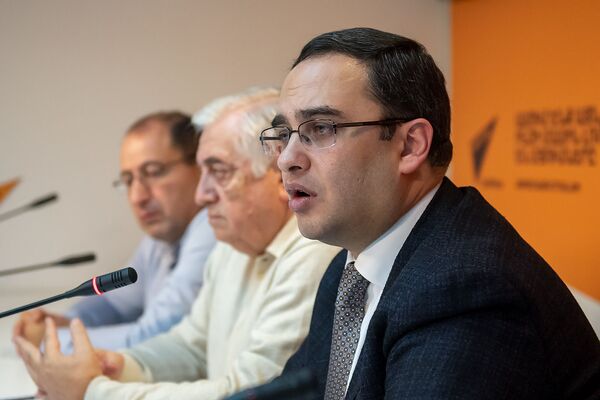 Виктор Согомонян на пресс-конференции команды адвокатов Роберта Кочаряна (7 декабря 2018). Еревaн - Sputnik Армения