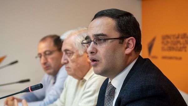 Виктор Согомонян на пресс-конференции команды адвокатов Роберта Кочаряна (7 декабря 2018). Еревaн - Sputnik Армения