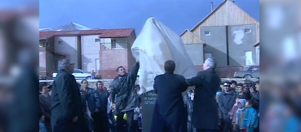 Как Рыжков спустя 10 лет после землетрясения открыл в Спитаке памятник самому себе - Sputnik Армения