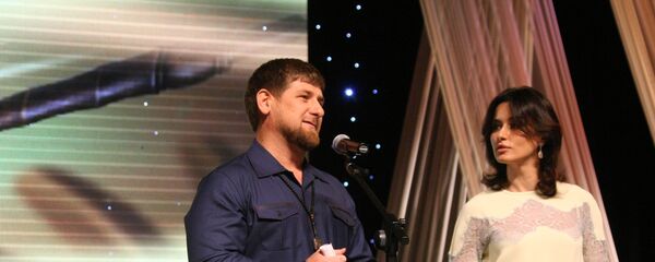 Глава Чечни Рамзан Кадыров и телеведущая Тина Канделаки на церемонии награждения победителей VIII Международного конкурса журналистов Золотое перо (18 апреля 2013). Грозный Глава Чечни Рамзан Кадыров и телеведущая Тина Канделаки на церемонии награждения победителей VIII Международного конкурса журналистов Золотое перо (18 апреля 2013). Грозный - Sputnik Армения