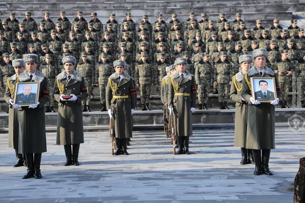 Շիրակում զոհված օդաչուների աճյուններն ամփոփվեցին «Եռաբլուրում». լուսանկարներ Շիրակում զոհված օդաչուների աճյուններն ամփոփվեցին «Եռաբլուրում». լուսանկարներ - Sputnik Արմենիա