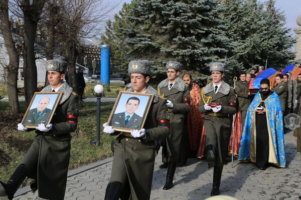 Շիրակում զոհված օդաչուների աճյուններն ամփոփվեցին «Եռաբլուրում». լուսանկարներ Շիրակում զոհված օդաչուների աճյուններն ամփոփվեցին «Եռաբլուրում». լուսանկարներ - Sputnik Արմենիա