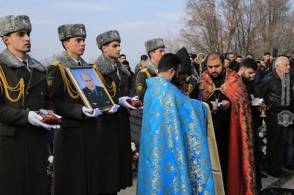 Շիրակում զոհված օդաչուների աճյուններն ամփոփվեցին «Եռաբլուրում». լուսանկարներ Շիրակում զոհված օդաչուների աճյուններն ամփոփվեցին «Եռաբլուրում». լուսանկարներ - Sputnik Արմենիա