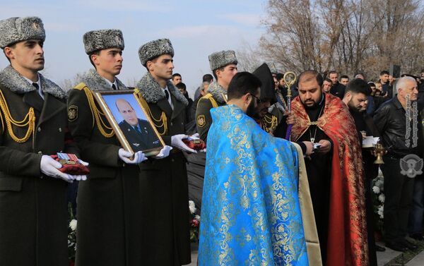 Останки погибших пилотов преданы земле в пантеоне «Ераблур» - Sputnik Армения
