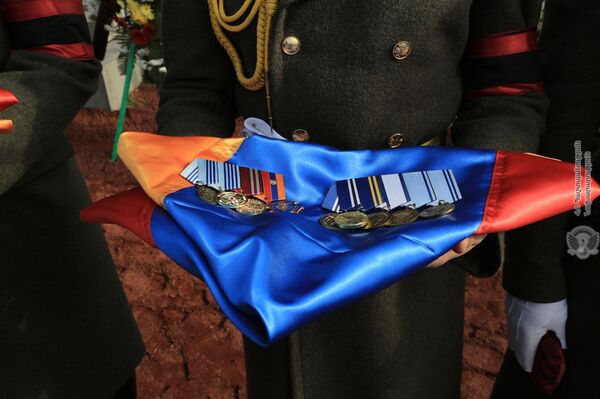 Շիրակում զոհված օդաչուների աճյուններն ամփոփվեցին «Եռաբլուրում». լուսանկարներ Շիրակում զոհված օդաչուների աճյուններն ամփոփվեցին «Եռաբլուրում». լուսանկարներ - Sputnik Արմենիա