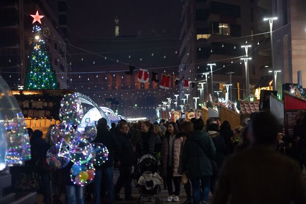 Торжественная церемония открытия рождественской ярмарки на Северном проспекте в Ереване - Sputnik Армения